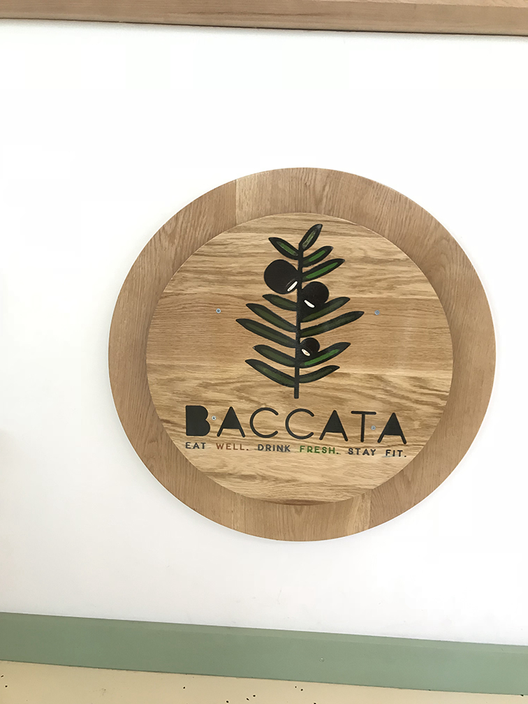 drveni-natpis-ninpex-008 019. Reklama od punog drveta "Baccata" - Slika 1